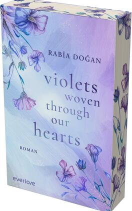 Das Buchcover zeigt einen pastelligen, violett-blauen Aquarellhintergrund mit handgezeichneten, zarten Veilchen und Blütenranken oben links und unten rechts. Mittig steht der Titel in serifenloser, eleganter Schrift: „violets woven through our hearts“, darüber der Autorname „Rabia Doǧan“ in Großbuchstaben, unten links das Genre „Roman“. Farben: Lavendel, Flieder und Hellblau; Atmosphäre: ruhig, poetisch und melancholisch.