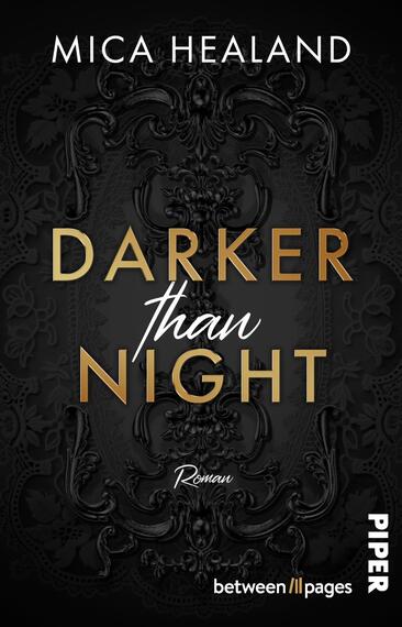 Das Buchcover zeigt einen dunkelgrau bis schwarzen Hintergrund mit ornamentalem, barockem Reliefmuster; oben steht „Mica Healand“ in weißen Großbuchstaben. Mittig prangt der Titel „DARKER than NIGHT“: „DARKER“ und „NIGHT“ groß, goldfarben und serifenlos, „than“ kursiv in weißer Handschrift. Klein darunter das Wort „Roman“. Die Stimmung ist düster, elegant und geheimnisvoll.