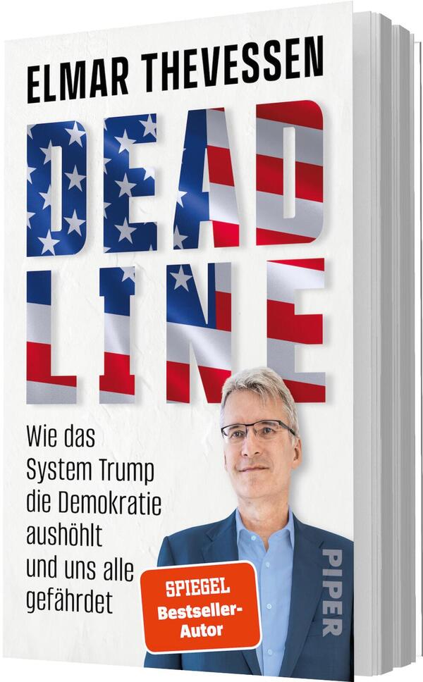Das Buchcover zeigt groß den Autorennamen Elmar Thevessen oben in schwarzer, fett gesetzter serifenloser Schrift; darunter der Titel DEADLINE in sehr großen, blockigen Großbuchstaben, gefüllt mit US-amerikanischen Sternen und Streifen (Rot, Weiß, Blau) und leichter Schattenwirkung, die insgesamt drängend und politisch alarmierend wirkt. Links unten steht die schwarze Unterzeile „Wie das System Trump die Demokratie aushöhlt und uns alle gefährdet“. Unten rechts ein Foto des Autors in blauem Sakko und Brille; ein roter Badge nennt „SPIEGEL Bestseller-Autor“.