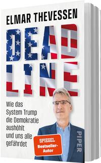 Das Buchcover zeigt groß den Autorennamen Elmar Thevessen oben in schwarzer, fett gesetzter serifenloser Schrift; darunter der Titel DEADLINE in sehr großen, blockigen Großbuchstaben, gefüllt mit US-amerikanischen Sternen und Streifen (Rot, Weiß, Blau) und leichter Schattenwirkung, die insgesamt drängend und politisch alarmierend wirkt. Links unten steht die schwarze Unterzeile „Wie das System Trump die Demokratie aushöhlt und uns alle gefährdet“. Unten rechts ein Foto des Autors in blauem Sakko und Brille; ein roter Badge nennt „SPIEGEL Bestseller-Autor“.