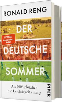 Das Buchcover zeigt eine lebendige sommerliche Szene mit Menschen, die auf einer Wiese Fußball spielen und Spaß haben. Der Titel „DER DEUTSCHE SOMMER“ ist in großer, weißer Schrift platziert, während „Als 2006 plötzlich die Leichtigkeit einzog“ in kleinerer schwarzer Schrift darunter steht. Oben wird Ronald Reng als „SPIEGEL Bestseller-Autor“ hervorgehoben. Die Farben sind freundlich und fröhlich, dominiert von Gelb und Grün, die eine einladende Atmosphäre erzeugen.