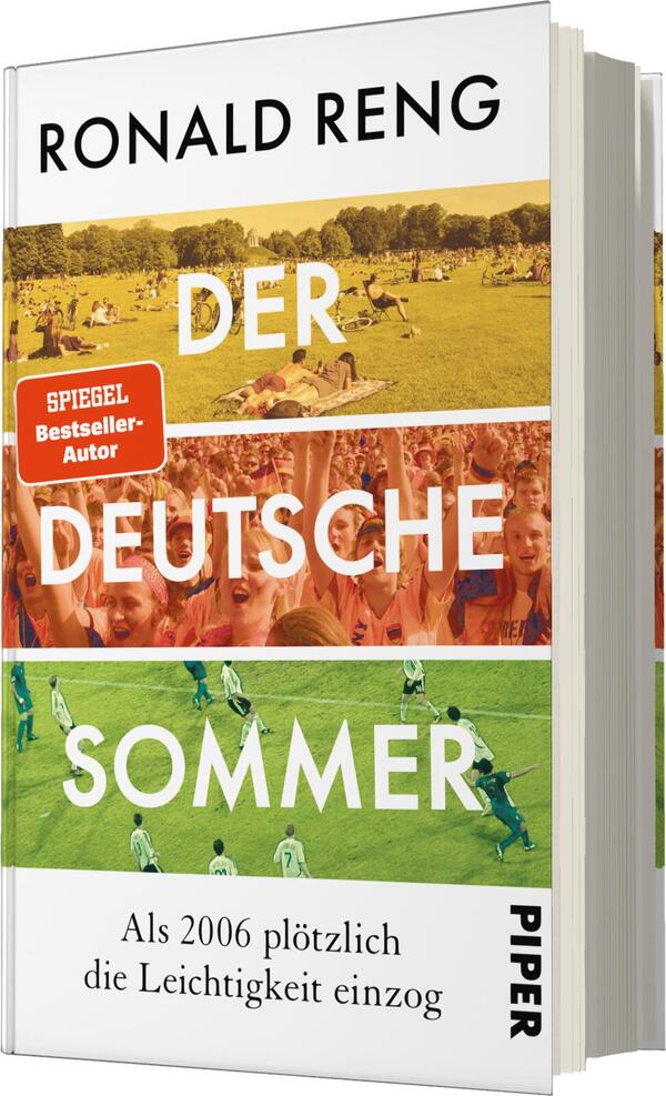 Das Buchcover zeigt eine lebendige sommerliche Szene mit Menschen, die auf einer Wiese Fußball spielen und Spaß haben. Der Titel „DER DEUTSCHE SOMMER“ ist in großer, weißer Schrift platziert, während „Als 2006 plötzlich die Leichtigkeit einzog“ in kleinerer schwarzer Schrift darunter steht. Oben wird Ronald Reng als „SPIEGEL Bestseller-Autor“ hervorgehoben. Die Farben sind freundlich und fröhlich, dominiert von Gelb und Grün, die eine einladende Atmosphäre erzeugen.