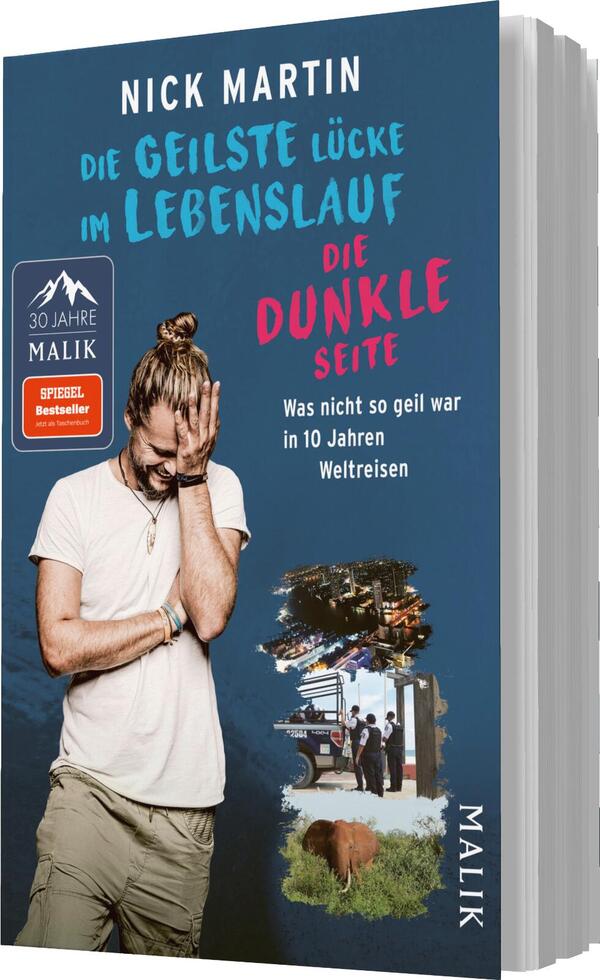 Das Buchcover zeigt einen Mann mit lässiger Kleidung, der nachdenklich auf den Boden schaut. Der Hintergrund ist in einem sanften Blau gehalten, während der Titel in auffälligem Rosa und Weiß präsentiert wird. Oben steht „Die geilste Lücke im Lebenslauf“, darunter „Die dunkle Seite“ in großen, roten Buchstaben. Am unteren Rand befindet sich der Zusatz „Was nicht so geil war in 10 Jahren Weltreisen“. Links ist ein Symbol für 30 Jahre Malik und ein Hinweis auf „Spiegel Bestseller“ abgebildet.