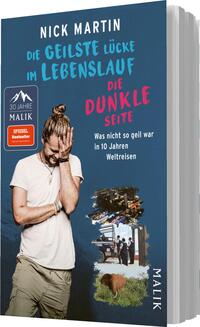 Das Buchcover zeigt einen Mann mit lässiger Kleidung, der nachdenklich auf den Boden schaut. Der Hintergrund ist in einem sanften Blau gehalten, während der Titel in auffälligem Rosa und Weiß präsentiert wird. Oben steht „Die geilste Lücke im Lebenslauf“, darunter „Die dunkle Seite“ in großen, roten Buchstaben. Am unteren Rand befindet sich der Zusatz „Was nicht so geil war in 10 Jahren Weltreisen“. Links ist ein Symbol für 30 Jahre Malik und ein Hinweis auf „Spiegel Bestseller“ abgebildet.