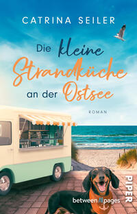 Das Buchcover zeigt eine friedliche Strandkulisse mit blauem Himmel und ruhender Ostsee; im Vordergrund links ein pastellgrüner Imbisswagen mit aufgezogenem gelb-weiß gestreiften Markisendach und offenem Ausgabefenster, rechts ein freundlicher Hund sitzt auf gepflastertem Weg; Titel in großer Mischungsschrift: oberer Autorname „CATRINA SEILER“, Titelkomponenten „Die kleine Strandküche an der Ostsee“ in verspielter Handschrift und Blockschrift; Atmosphäre warm, einladend.