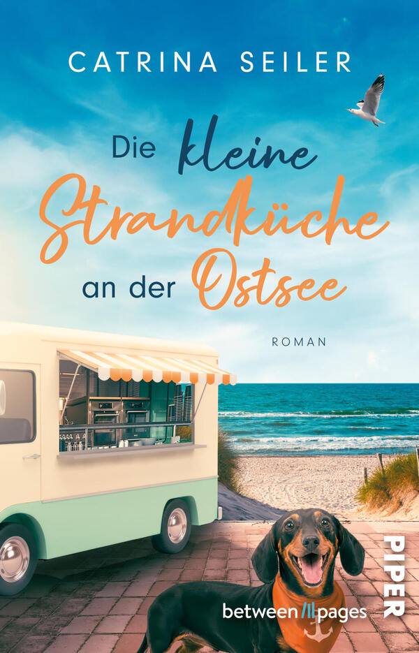 Das Buchcover zeigt eine friedliche Strandkulisse mit blauem Himmel und ruhender Ostsee; im Vordergrund links ein pastellgrüner Imbisswagen mit aufgezogenem gelb-weiß gestreiften Markisendach und offenem Ausgabefenster, rechts ein freundlicher Hund sitzt auf gepflastertem Weg; Titel in großer Mischungsschrift: oberer Autorname „CATRINA SEILER“, Titelkomponenten „Die kleine Strandküche an der Ostsee“ in verspielter Handschrift und Blockschrift; Atmosphäre warm, einladend.