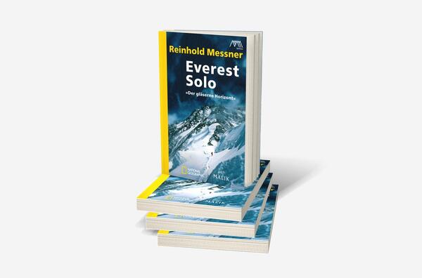 Bücherstapel des Buches „Everest solo“