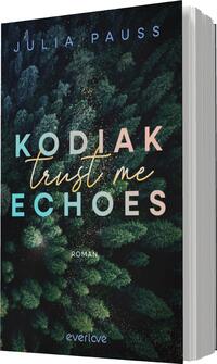 Das Buchcover zeigt eine Vogelperspektive auf dichten, grünen Wald mit verschiedenen Baumarten, die eine tiefe, verwunschen wirkende Atmosphäre erzeugen. Mittig steht der Titel „KODIAK trust me ECHOES“ in großen, unterschiedlichen Farben: „KODIAK“ in Blau, „trust me“ in sanftem Goldton, und „ECHOES“ in kräftigem Rosa, was einen lebhaften Kontrast zur dunklen Waldlandschaft bildet. Der Name der Autorin „JULIA PAUSS“ ist am oberen Rand in hellem Blau platziert. Unten ist der Schriftzug „Roman“ sowie das Verlagslogo „everlove“ zu sehen.