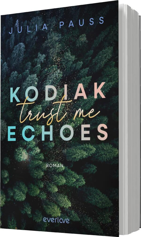 Das Buchcover zeigt eine Vogelperspektive auf dichten, grünen Wald mit verschiedenen Baumarten, die eine tiefe, verwunschen wirkende Atmosphäre erzeugen. Mittig steht der Titel „KODIAK trust me ECHOES“ in großen, unterschiedlichen Farben: „KODIAK“ in Blau, „trust me“ in sanftem Goldton, und „ECHOES“ in kräftigem Rosa, was einen lebhaften Kontrast zur dunklen Waldlandschaft bildet. Der Name der Autorin „JULIA PAUSS“ ist am oberen Rand in hellem Blau platziert. Unten ist der Schriftzug „Roman“ sowie das Verlagslogo „everlove“ zu sehen.
