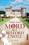 Das Buchcover zeigt ein historisches Schloss mit großen Turmspitzen in einer grünen Landschaft. Im Vordergrund verläuft ein gerader Weg, der zum Schloss führt. Der Titel „MORD AUF BELFORD CASTLE“ ist in großen, roten Buchstaben angeordnet, mit einem stilisierten Union-Jack im „O“ des Wortes „Mord“. Der Autorname „Philippa Jordan“ steht oberhalb des Titels in einer schlichten Schrift. Am unteren Rand befindet sich der Hinweis „Kriminalroman“. Die Farbpalette ist hell und einladend, mit einem klaren blauen Himmel. Ein weißer Pudel ist im Vordergrund abgebildet.