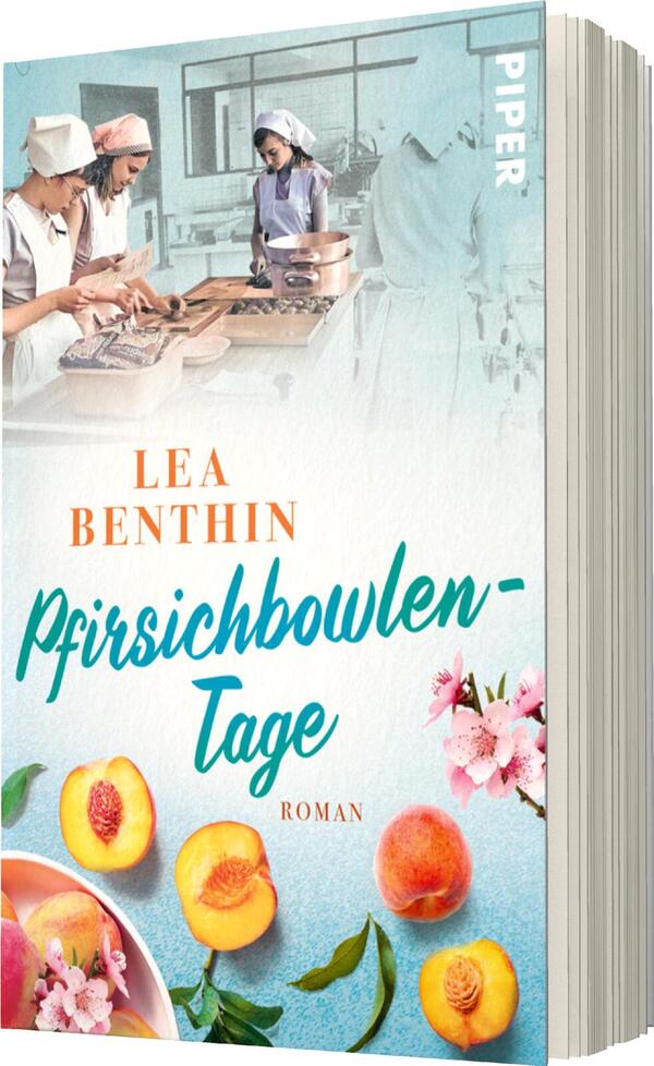 Das Buchcover zeigt eine helle, einladende Küche, in der drei Personen in Kochkleidung an einem Tisch stehen und mit Zutaten arbeiten. Im Vordergrund sind reife Pfirsiche und pinke Blüten zu sehen, die eine frische Atmosphäre vermitteln. Der Titel „Pfirsichbowlen-Tage“ steht in kräftigen, geschwungenen Buchstaben in aquamarinblau, während der Autorinnenname „Lea Benthin“ in orangefarbenen, klaren Großbuchstaben darüber platziert ist. Am unteren Rand ist die Kategorie „Roman“ in einer schlichten Schrift gehalten.