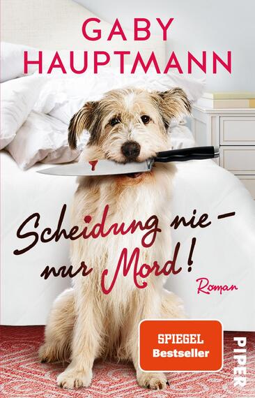 Das Buchcover zeigt einen Hund mit einem Küchenmesser im Maul, der vor einem Bett sitzt. Die Farben sind hell und freundlich, mit dominierenden Weiß- und Beigetönen des Bettzeugs sowie dem braunen Hund. Der Titel „Scheidung nie – nur Mord!“ ist in einer verspielten, roten Schriftart prominent platziert. Darunter steht das Wort „Roman“ in kleinerer Schrift. Oben steht der Name der Autorin „Gaby Hauptmann“ in rosa, und das Siegel „SPIEGEL Bestseller“ in einem orangefarbenen Kasten rechts unten.