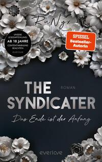 Das Buchcover zeigt einen dunklen Hintergrund, umrahmt von stilisierten weißen Blumen, die eine sanfte und elegante Atmosphäre erzeugen. In der Mitte steht der Titel „THE SYNDICATER“ in großen, silbernen Buchstaben, darunter der Zusatz „ROMAN“ und der Untertitel „Das Ende ist der Anfang“ in einer schlichten Schrift. Der Autorname „RuNyx“ ist elegant in geschwungener Schrift oben platziert. Die Komposition vermittelt eine Mischung aus Mystik und Anziehung.