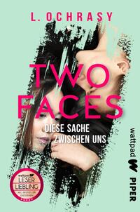 Das Buchcover zeigt einen pastellgrünen Hintergrund, auf dem die überlagerten Gesichter von zwei Personen in intensiven Farben dargestellt sind. Der Titel „TWO FACES“ steht in großen, pinken Buchstaben in der oberen Mitte, während der Untertitel „DIESE SACHE ZWISCHEN UNS“ in schwarz darunter platziert ist. Die Schrift ist modern und auffällig. Am unteren Rand befindet sich das Logo von Wattpad mit dem Text „LESER LIEBLING“, sowie die Verlagsmarke „PIPER“, die sich rechts befindet.