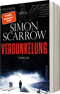 Das Buchcover zeigt eine düstere, bedrohliche Atmosphäre. Im oberen Bereich prangt ein schwarzes Adler-Symbol, das mit dem Titel „VERDUNKELUNG“ in auffälligem Rot kontrastiert. Der Autorenname „SIMON SCARROW“ ist in Weiß gehalten und prominent positioniert. Der Untertitel „Thriller“ ist in einer schlichten Schriftart und kleineren Größe platziert. Der Hintergrund zeigt eine neblige Szenerie mit schattenhaften Figuren und einer Gleisanlage, die die Spannung des Thrillers unterstreicht.