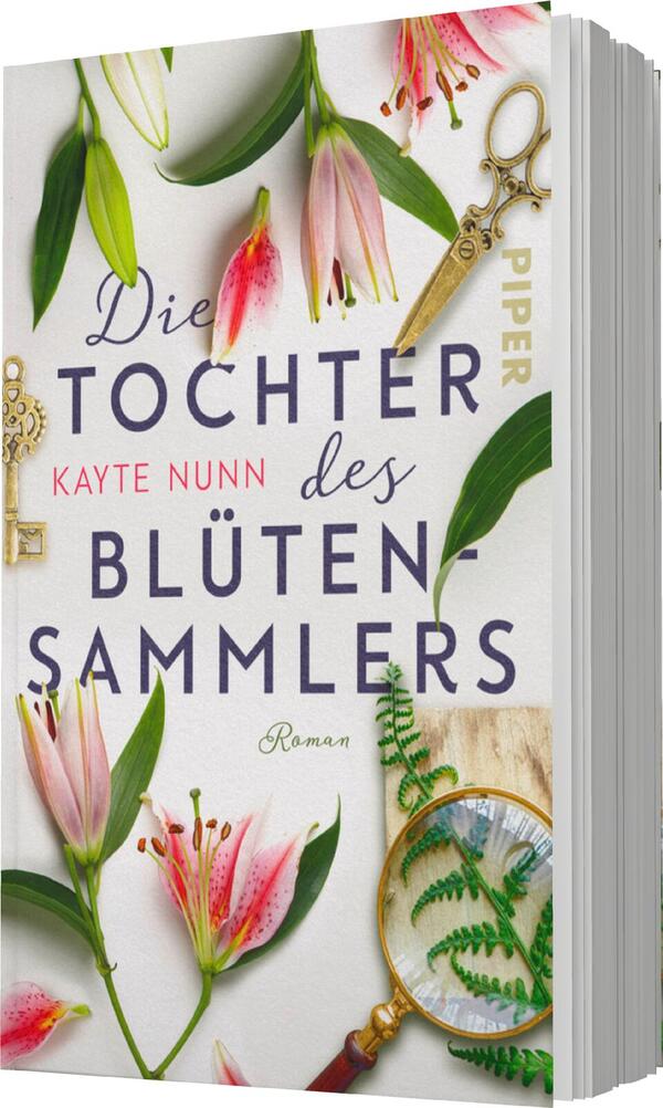 Das Buchcover zeigt eine helle, freundliche Gestaltung mit floralen Elementen, darunter pinke Lilien und grüne Blätter, die chaotisch angeordnet sind. In der oberen Mitte steht der Titel „Die Tochter des Blütensammlers“ in großen, verspielten Buchstaben, während der Autorenname „Kayte Nunn“ in einer kleineren, eleganten Schrift darunter platziert ist. Ein detailliertes Vergrößerungsglas und eine altmodische Schere ergänzen das Design und verleihen ihm eine nostalgische Atmosphäre.