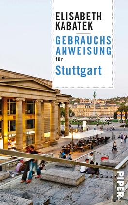 Das Buchcover zeigt eine Ansicht des Stuttgarter Stadtlebens mit einer historischen Architektur im Vordergrund. Die Farben sind hell und einladend, mit einem dominierenden Blau des Titels „GEBRAUCHSANWEISUNG für Stuttgart“. Die Schriftart ist modern und klar, mit der Autorin „ELISABETH KABATEK“ in elegantem Schwarz. Im Hintergrund sind Menschen zu sehen, die auf dem Platz verweilen, was eine lebhafte und freundliche Atmosphäre vermittelt.