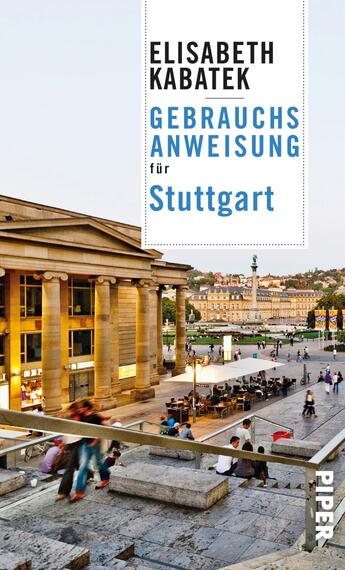 Das Buchcover zeigt eine Ansicht des Stuttgarter Stadtlebens mit einer historischen Architektur im Vordergrund. Die Farben sind hell und einladend, mit einem dominierenden Blau des Titels „GEBRAUCHSANWEISUNG für Stuttgart“. Die Schriftart ist modern und klar, mit der Autorin „ELISABETH KABATEK“ in elegantem Schwarz. Im Hintergrund sind Menschen zu sehen, die auf dem Platz verweilen, was eine lebhafte und freundliche Atmosphäre vermittelt.