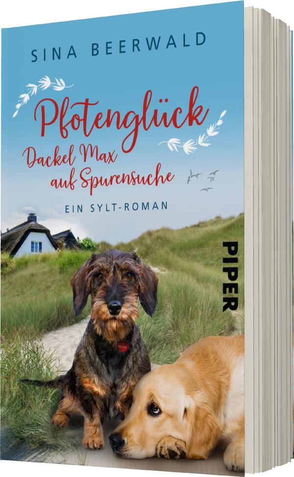 Das Buchcover zeigt eine idyllische Küstenlandschaft mit einem blauen Himmel und sanften Wolken. Im Vordergrund befinden sich ein brauner Dackel mit schwarzem Fell und ein goldenes Labrador-Hündchen, die auf einer sandigen Fläche sitzen. Der Titel „Pfotenglück“ ist in einer großen, geschwungenen roten Schrift platziert, darunter der Untertitel „Dackel Max auf Spurensuche“ in einer schlichteren Schrift. Am unteren Rand ist der Verlagsname „PIPER“ zu sehen. Die Gestaltung vermittelt eine freundliche und einladende Atmosphäre.