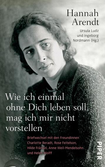 Das Buchcover zeigt ein schwarz-weißes Porträt von Hannah Arendt, die ernst in die Kamera schaut. Ihr Gesicht und die Schultern sind gut sichtbar, umrahmt von weichen, neutralen Farben. Der Titel „Wie ich einmal ohne Dich leben soll, mag ich mir nicht vorstellen“ steht in klarer, moderner Schrift in Weiß, wobei die Worte prägnant und emotional wirken. Darunter sind die Hinweise zu Herausgebern und Buchinhalt in kleinerer, einfacher Schrift angesiedelt. Die Gestaltung vermittelt eine nachdenkliche, introspektive Atmosphäre.