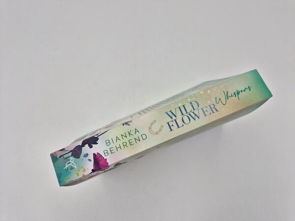 Außenansicht des Buches „Wildflower Whispers“