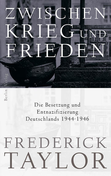 Das Buchcover zeigt einen schlichten, grautönen Hintergrund mit einem historischen Gegenstand im Vordergrund, der eine schwere, schwarze Kanne darstellt. Der Titel „Zwischen Krieg und Frieden“ ist in großen, weißen Versalien platziert, wobei „Krieg“ und „Frieden“ visuell hervorgehoben sind. Unter dem Titel steht in kleinerer Schriftzug „Die Besetzung und Entnazifizierung Deutschlands 1944-1946“. Der Autorname „FREDERICK TAYLOR“ ist in eleganter, serifenbetonter Schrift in Beige am unteren Rand des Covers platziert. Die Gesamtatmosphäre vermittelt Ernsthaftigkeit und historische Reflexion.