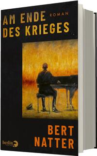 Das Buchcover zeigt eine schwarz grundierte Fläche mit dem Titel „Am Ende des Krieges“ in großen, goldgelben Großbuchstaben und dem Vermerk „Roman“. Zentral ein gemaltes, warm orange-gelb hinterleuchtetes Bild eines von hinten betrachteten Mannes an einem Klavier, ein einzelner Schuh liegt am Boden; Stimmung melancholisch und nachkriegsgeprägt. Der Autorenname „Bert Natter“ steht unten in kräftigem Orange in Großbuchstaben.