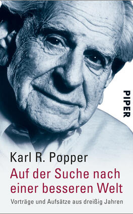 Das Buchcover zeigt ein Portrait von Karl R. Popper in Schwarz-Weiß, das sanfte, nachdenkliche Züge hervorhebt. Der Hintergrund ist blau, was eine ruhige, nachdenkliche Atmosphäre vermittelt. Der Titel „Auf der Suche nach einer besseren Welt“ ist in klaren, modernisierten Buchstaben in Schwarz gehalten. Darunter steht „Vorträge und Aufsätze aus dreißig Jahren“ in einer kleineren Schriftgröße. Das Verlagslogo „PIPER“ ist rechts oben platziert, in minimalistischer Schrift.