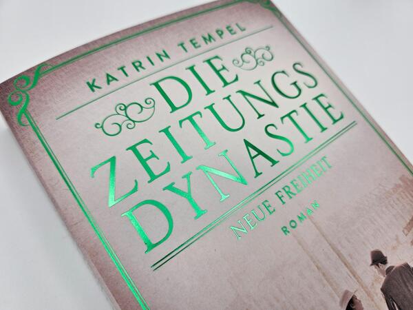 Außenansicht des Buches „Die Zeitungsdynastie – Neue Freiheit“