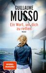 Das Buchcover zeigt eine Rückansicht einer Frau mit blonden, offenen Haaren, die in einem blauen Jeansjacke gekleidet ist. Sie steht am Rand eines modernen Hauses mit großen Glasfenstern und blickt auf das Meer. Der Hintergrund ist in sanften Blau- und Grautönen gehalten, das Motiv vermittelt eine melancholische Atmosphäre. Oberhalb der Frau sind die Wörter „GUILLAUME MUSSO“ in großen, schwarzen Buchstaben platziert, während der Titel „Ein Wort, um dich zu retten“ in leuchtendem Orange darunter steht. Am unteren Rand befindet sich ein oranger Rechteck mit dem Text „SPIEGEL Bestseller“.