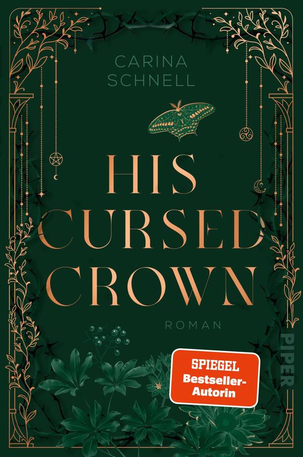 Das Buchcover zeigt einen dunklen, smaragdgrünen Hintergrund, der mit feinen goldenen Linien verziert ist. Im oberen Bereich befindet sich der Name „Carina Schnell“. Der Titel „HIS CURSED CROWN“ ist groß und zentral platziert, in eleganter, goldener Typografie. Unter dem Titel steht das Wort „ROMAN“ in größerer Schrift. Das Cover wird von filigranen, pflanzlichen Mustern und dekorativen Elementen umrahmt, die eine mystische Atmosphäre schaffen. Ein rotes Label mit dem Text „SPIEGEL Bestseller-Autorin“ hebt sich kontrastreich ab.