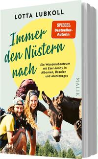 Das Buchcover zeigt ein farbenfrohes Bild von zwei Wanderern, einem Mann mit lockigen Haaren und einer Frau mit langen, offenen Haaren. Sie stehen lächelnd neben einem Esel in einer natürlichen Umgebung. Der Titel „Immer den Nüstern nach“ ist in lebendiger, grüner Schrift auf einem gelben Hintergrund platziert. Untertitel und Autorennamen sind in einer klaren, modernen Schrift dargestellt. Oben links befindet sich ein rotes Emblem mit dem Text „SPIEGEL Bestseller-Autorin“.