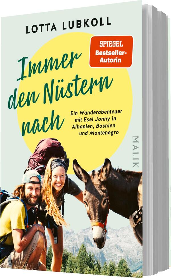 Das Buchcover zeigt ein farbenfrohes Bild von zwei Wanderern, einem Mann mit lockigen Haaren und einer Frau mit langen, offenen Haaren. Sie stehen lächelnd neben einem Esel in einer natürlichen Umgebung. Der Titel „Immer den Nüstern nach“ ist in lebendiger, grüner Schrift auf einem gelben Hintergrund platziert. Untertitel und Autorennamen sind in einer klaren, modernen Schrift dargestellt. Oben links befindet sich ein rotes Emblem mit dem Text „SPIEGEL Bestseller-Autorin“.