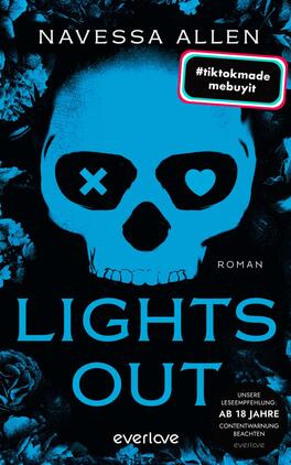 Das Buchcover zeigt einen kräftigen, tiefblauen Hintergrund mit einem zentralen, weißen Totenkopf. Der Totenkopf hat Augen mit einem Kreuz und einem Herz, was eine kontrastreiche Wirkung erzeugt. Um den Totenkopf sind dunkle Blumenmuster angeordnet, die eine geheimnisvolle Atmosphäre schaffen. Der Titel „LIGHTS OUT“ und der Autorennamen „NAVESSA ALLEN“ sind in auffälliger Schrift unten auf dem Cover platziert. In der oberen rechten Ecke befindet sich ein farbiger Hinweis-Bereich mit dem Text „#tiktokmade mebuyit“ in einer eingekringelten Box. Unten steht die Empfehlung „AB 18 JAHRE“.