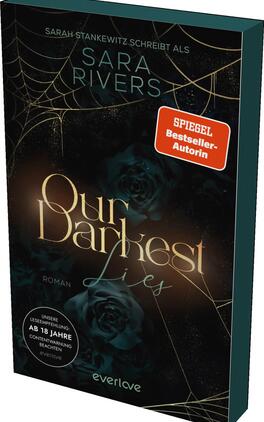 Das Buchcover zeigt einen dunklen Hintergrund mit einem subtilen grünen Farbton, umrahmt von filigranen Goldspinnenweben. Im Vordergrund sind schwarze Rosen zu sehen, die eine mystische Atmosphäre erzeugen. In eleganter Schrift befindet sich der Titel „Our Darkest Lies“, wobei das Wort „Lies“ schwungvoll hervorgehoben ist. Oben steht der Name „Sara Rivers“ und darunter der Hinweis „SPiEGEL Bestseller-Autorin“ in einem roten Rechteck. Am unteren Rand ist der Vermerk „AB 18 JAHRE“ platziert.