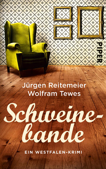 Das Buchcover zeigt einen stilvollen, grünen Sessel vor einer dekorativen, gemusterten Wand in warmen Erdtönen. Der Fußboden aus Holz verleiht eine gemütliche Atmosphäre. Über dem Sessel hängen leere Rahmen, die Raum für Interpretationen lassen. In der Mitte ist der Titel „Schweinebande“ in auffälliger, geschwungener Schrift platziert, darunter steht „Ein Westfalen-Krimi“. Die Autoren Jürgen Reitemeier und Wolfram Tewes sind in schlichter Schrift darüber angeordnet. Das Verlagslogo befindet sich in der oberen rechten Ecke.