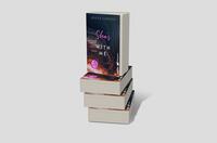 Bücherstapel des Buches „She´s with me“