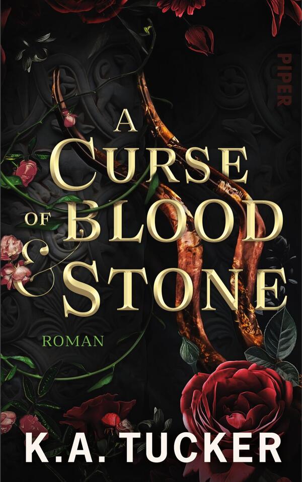 Das Buchcover zeigt auf dunklem Hintergrund eine stilisierte Kombination aus rotem Rosenmotiv und schimmernden goldenen Buchstaben. Der Titel „A Curse of Blood & Stone“ ist in großen, auffälligen Lettern platziert, wobei „Blood“ und „Stone“ hervorstechen. Im oberen Bereich befinden sich angedeutete, verworrene goldene Elemente, die an mystische Symbole erinnern. Am unteren Rand ist das Wort „Roman“ eingefügt. Diese Komposition verleiht dem Cover eine geheimnisvolle und fesselnde Atmosphäre.