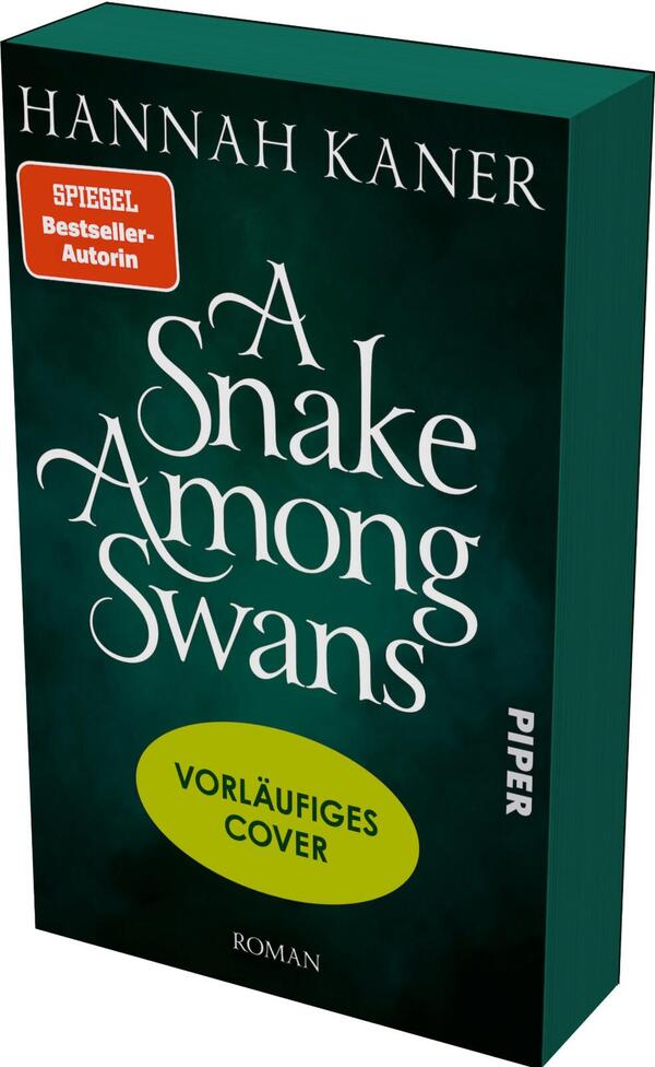Das Buchcover zeigt einen dunkelgrünen, neblig strukturierten Hintergrund mit dem weißen, verschnörkelten Seriftitel „A Snake Among Swans“ und dem Autorennamen „Hannah Kaner“ in Großbuchstaben oben. Ein orangefarbener Badge oben links trägt „SPIEGEL Bestseller-Autorin“, mittig ein gelbgrüner ovaler Aufkleber den Text „VORLÄUFIGES COVER“. Unten steht klein „Roman“. Gesamtwirkung: geheimnisvoll, elegant und leicht bedrohlich.