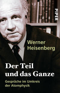 Das Buchcover zeigt ein schwarz-weißes Porträt von Werner Heisenberg, der in die Kamera schaut. Im Hintergrund sind Bücherregale zu erkennen. Der Titel „Der Teil und das Ganze“ ist in großen, weißen Buchstaben unten platziert, während der Untertitel „Gespräche im Umkreis der Atomphysik“ in kleinerer, weißer Schrift darunter steht. Die Herkunft des Verlags ist in grauer Schrift oben links als „PIPER“ abgedruckt. Die Gesamtkomposition vermittelt eine akademische und nachdenkliche Atmosphäre.