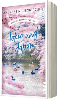 Das Buchcover zeigt eine malerische Szene mit blühenden Kirschbäumen und einem ruhigen Gewässer, in dem Boote sanft schwimmen. Der Himmel strahlt in sanften Blautönen, während die Pink- und Weißtöne der Blüten die Atmosphäre des Frühlings einfangen. Der Titel „Tokyo und Japan“ ist in einer geschwungenen, blauen Schriftart platziert, unterstrichen von dem Untertitel „Gebrauchsanweisung für“. Oben befindet sich der Name des Autors, Andreas Neuenkirchen, in einer klaren, eleganten Schrift.