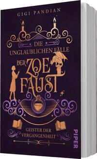 Das Buchcover zeigt einen dunkellila Hintergrund, der mystische Atmosphäre vermittelt. In goldener Schrift steht der Titel „Die unglaublichen Fälle der Zoe Faust“. Darunter ist der Untertitel „Geister der Vergangenheit“ zu sehen. Links ist die Silhouette einer Frau in einem eleganten Kleid abgebildet, die einen Drachen hält. Ornamente und Symbole, wie Kerzen und ein Zaubertrank, umrahmen den zentralen Inhalt. Der Autorennamen „Gigi Pandian“ ist am oberen Rand platziert.
