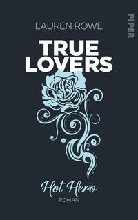 Das Buchcover zeigt einen dunkelblauen Hintergrund mit der Schriftzug „TRUE LOVERS“ in großen, weißen Buchstaben. Darunter befindet sich der Name der Autorin „LAUREN ROWE“ in kleinerer Schrift. Das zentrale grafische Element ist eine stilisierte, hellblaue Rose, die von geschwungenen Linien umgeben ist. Am unteren Rand steht der Text „Hot Hero“ in eleganter, geschwungener Schrift, ebenfalls in hellblauer Farbe. Die Gesamtatmosphäre des Covers vermittelt eine romantische und ansprechende Stimmung.