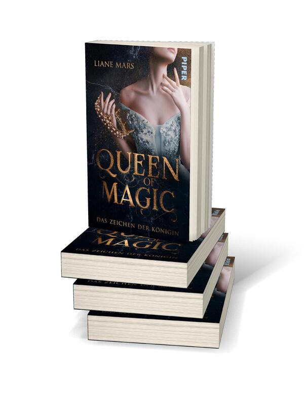 Bücherstapel des Buches „Queen of Magic – Das Zeichen der Königin“