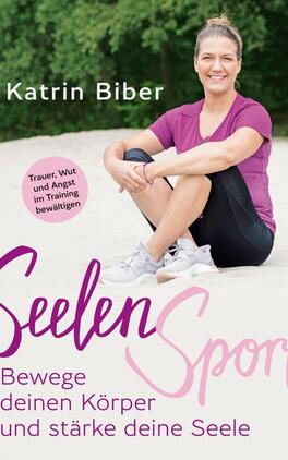 Das Buchcover zeigt eine lächelnde Frau in sportlicher Kleidung, die in einer entspannten Pose sitzt. Der Hintergrund ist grün und vermittelt eine frische, natürliche Atmosphäre. Der Titel „SeelenSport“ steht in großen, geschwungenen Buchstaben in lila, während der Untertitel „Bewege deinen Körper und stärke deine Seele“ in weniger auffälliger, aber klarer Schrift darunter platziert ist. Der Name der Autorin „Katrin Bieber“ ist oben links positioniert. In einer runden, pinken Blase steht der Zusatz „Trauer, Wut und Angst im Training bewältigen“.