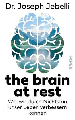 Das Buchcover zeigt eine stilisierte Gehirnabbildung, die aus sanften Blau- und Grüntönen besteht und die Reflexion einer malerischen Landschaft mit Bergen und einem Gewässer integriert. Der Titel „the brain at rest“ ist in auffälliger, fetter Schrift in Schwarz gehalten, ebenso wie der Untertitel „Wie wir durch Nichtstun unser Leben verbessern können“. Am rechten Rand ist das Verlagslogo „PIPER“ abgebildet. Gesamt vermittelt das Cover eine ruhige und inspirierende Atmosphäre.