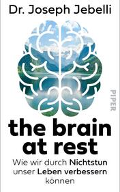 Das Buchcover zeigt eine stilisierte Gehirnabbildung, die aus sanften Blau- und Grüntönen besteht und die Reflexion einer malerischen Landschaft mit Bergen und einem Gewässer integriert. Der Titel „the brain at rest“ ist in auffälliger, fetter Schrift in Schwarz gehalten, ebenso wie der Untertitel „Wie wir durch Nichtstun unser Leben verbessern können“. Am rechten Rand ist das Verlagslogo „PIPER“ abgebildet. Gesamt vermittelt das Cover eine ruhige und inspirierende Atmosphäre.