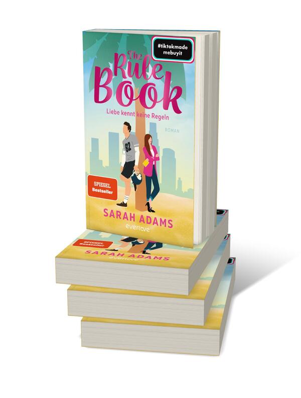 Bücherstapel des Buches „The Rule Book – Liebe kennt keine Regeln“