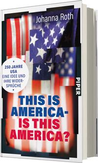 Das Buchcover zeigt eine Kombination aus amerikanischen Flaggen in intensiven Rot-, Blau- und Weißtönen, die teilweise überlagert sind. Im Vordergrund stehen die Titelzeilen „THIS IS AMERICA- IS THIS AMERICA?“ in großen, fettgedruckten Buchstaben, die in Blau auf weißem Grund erscheinen. Oberhalb des Titels befindet sich der Autorname „Johanna Roth“. Ein runder, weißer Button trägt den Text „250 JAHRE USA EINE IDEE UND IHRE WIDERSPRÜCHE“. Am unteren Rand ist das Verlagslogo „PIPER“ abgebildet. Die Gestaltung vermittelt eine kritische und zugleich aufmerksame Atmosphäre.