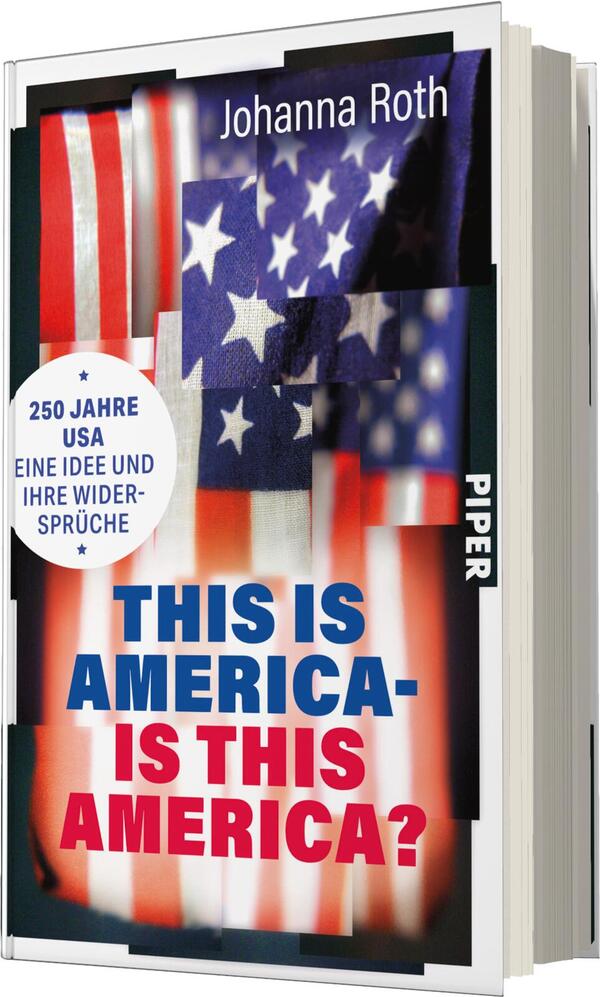 Das Buchcover zeigt eine Kombination aus amerikanischen Flaggen in intensiven Rot-, Blau- und Weißtönen, die teilweise überlagert sind. Im Vordergrund stehen die Titelzeilen „THIS IS AMERICA- IS THIS AMERICA?“ in großen, fettgedruckten Buchstaben, die in Blau auf weißem Grund erscheinen. Oberhalb des Titels befindet sich der Autorname „Johanna Roth“. Ein runder, weißer Button trägt den Text „250 JAHRE USA EINE IDEE UND IHRE WIDERSPRÜCHE“. Am unteren Rand ist das Verlagslogo „PIPER“ abgebildet. Die Gestaltung vermittelt eine kritische und zugleich aufmerksame Atmosphäre.